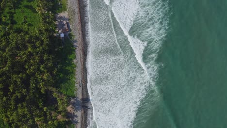 空中:波浪打破和白水在美丽的热带海<unk>海岸线上相遇,从上面向下看