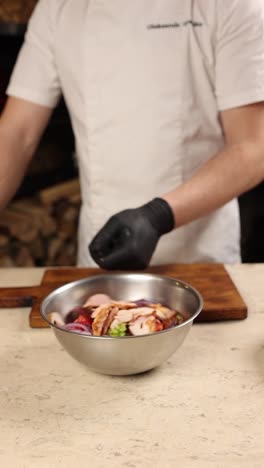 el chef preparando una ensalada