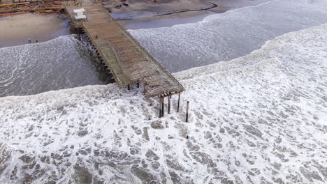 aéreo, muelle de playa en california destruido por una tormenta causada por el cambio climático