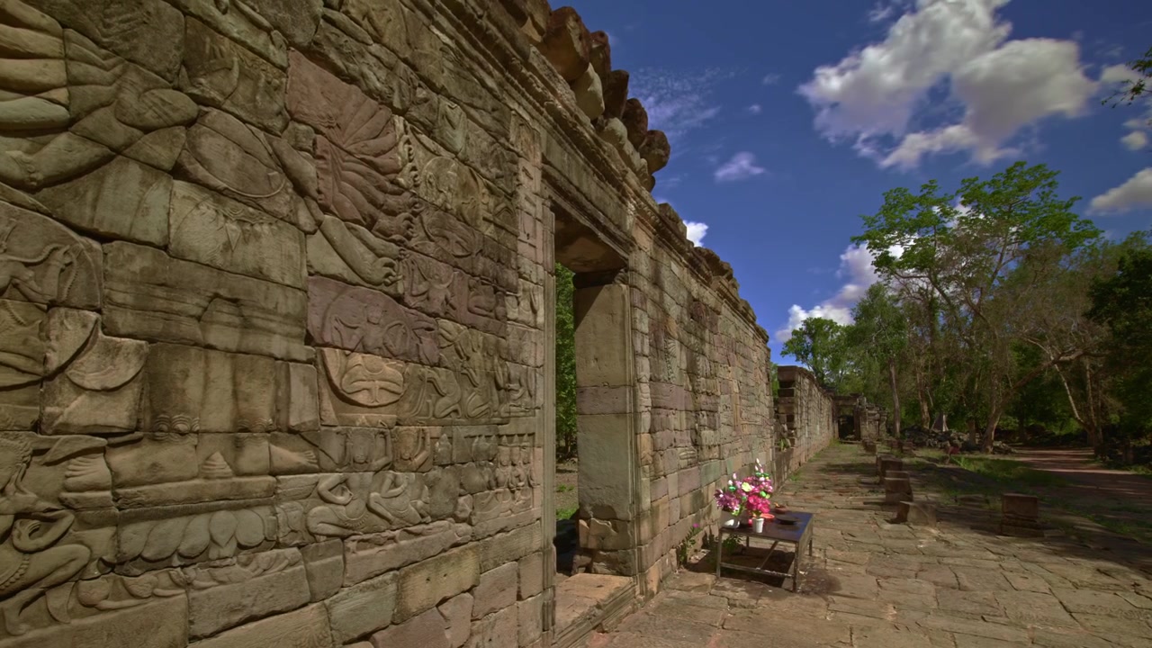 Avalokitesvara, noto anche come Lokesvara, le sculture a più braccia in galleria con nuvole in movimento a Banteay Chhmar, time lapse con controllo del movimento e movimento dinamico.