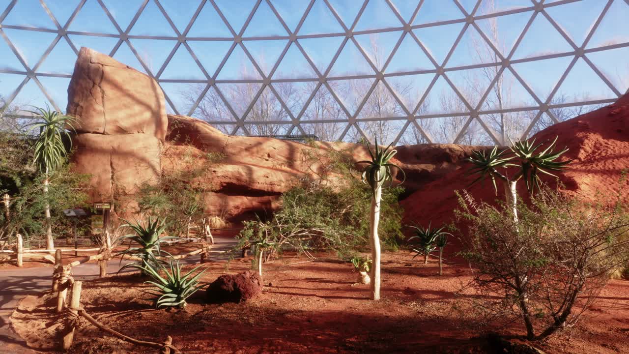 맑은 하늘날 네브래스카주 오마하에 있는 사막 돔에서 느린 팬