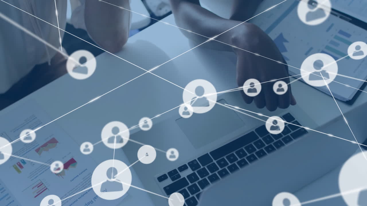 Animazione di una rete di connessioni con icone su diversi colleghi che usano il laptop