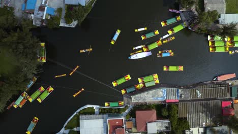 drone se eleva sobre coloridas trajineras de xochimilco