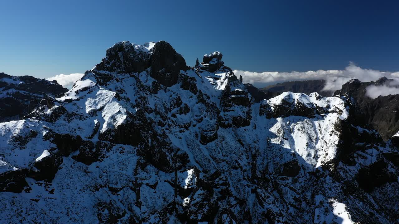 disparo de drones durante un cielo azul claro en la cima de la montaña pico ruivo en madeira
