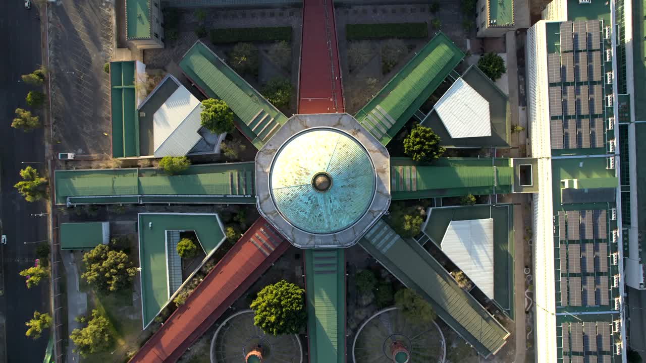 멕시코 시티의 역사적인 레컴베리 감옥 코어의 드론 샷