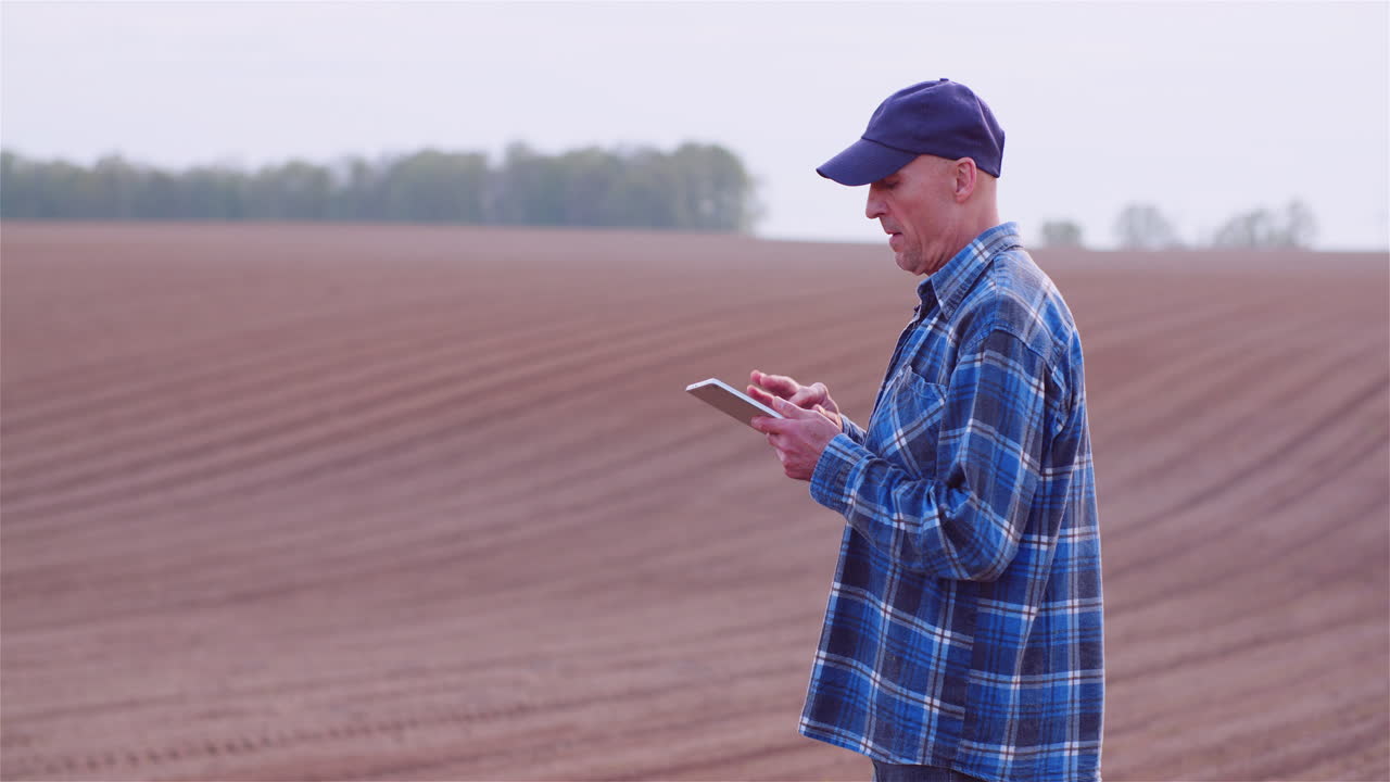 agricultor agrícola examinando cultivos y campo agricultor adulto usando una tableta digital 1