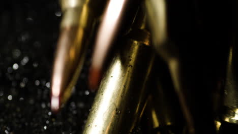 300 aac apagón y balas de arco de 6 mm cayendo sobre la pila de pólvora, detalle macro