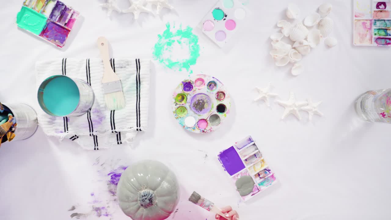 아크릴 페인트로 호박을 칠하는 공예