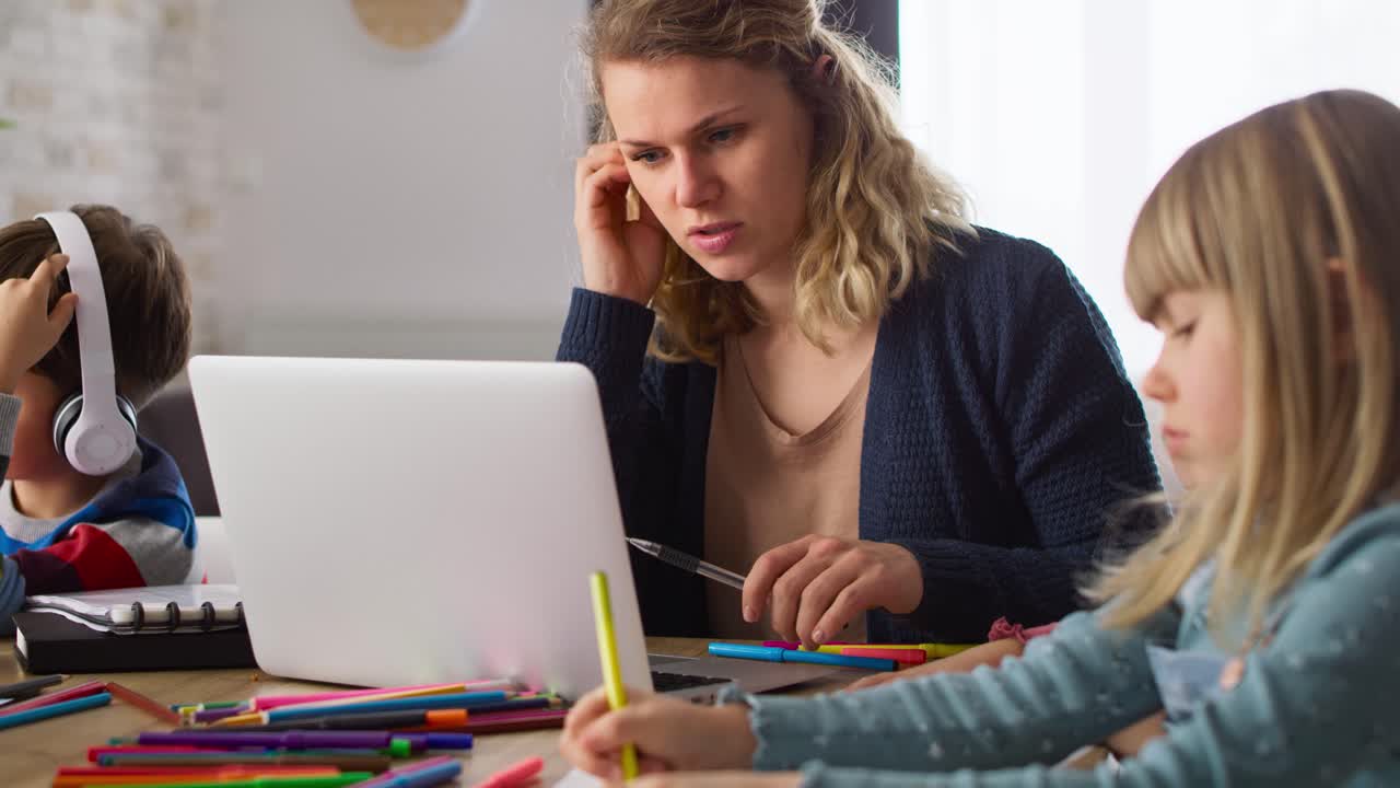 Video di una madre durante lo smart working con i bambini a casa.