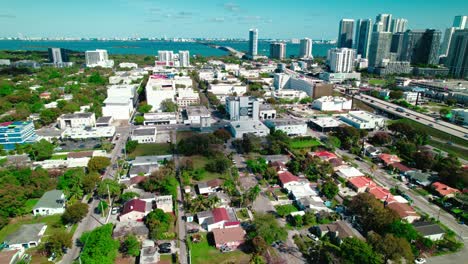 casas encantadoras y vegetación exuberante: una visión de la vida suburbana del norte de miami