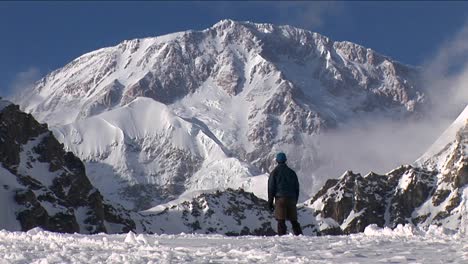 Escalador-Mirando-Hacia-Su-Meta-Denali