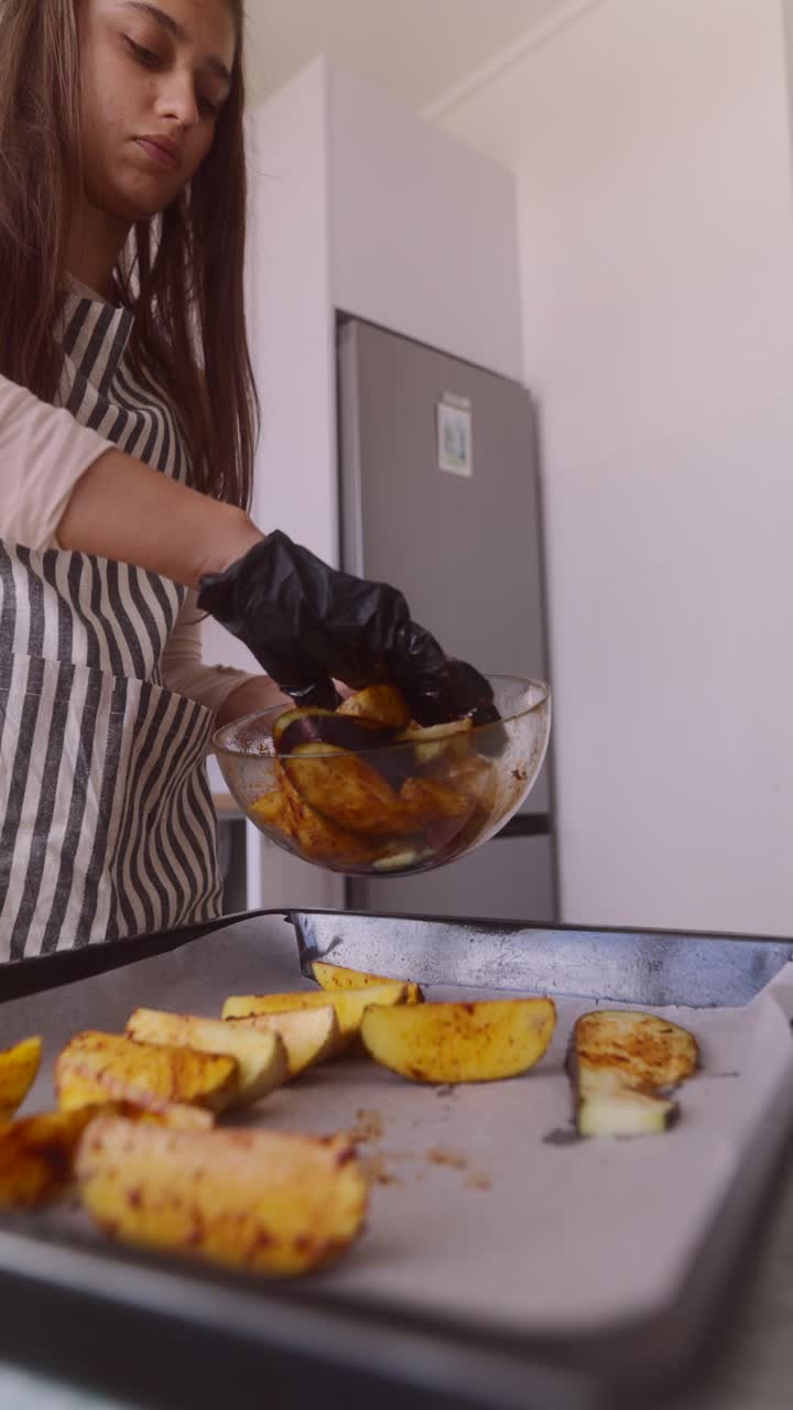 mujer preparando verduras asadas