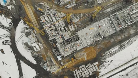 gran sitio de construcción con edificios en desarrollo