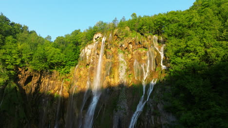 catarata de veliki en los lagos inferiores del parque nacional de los lagos de plitvice en croacia