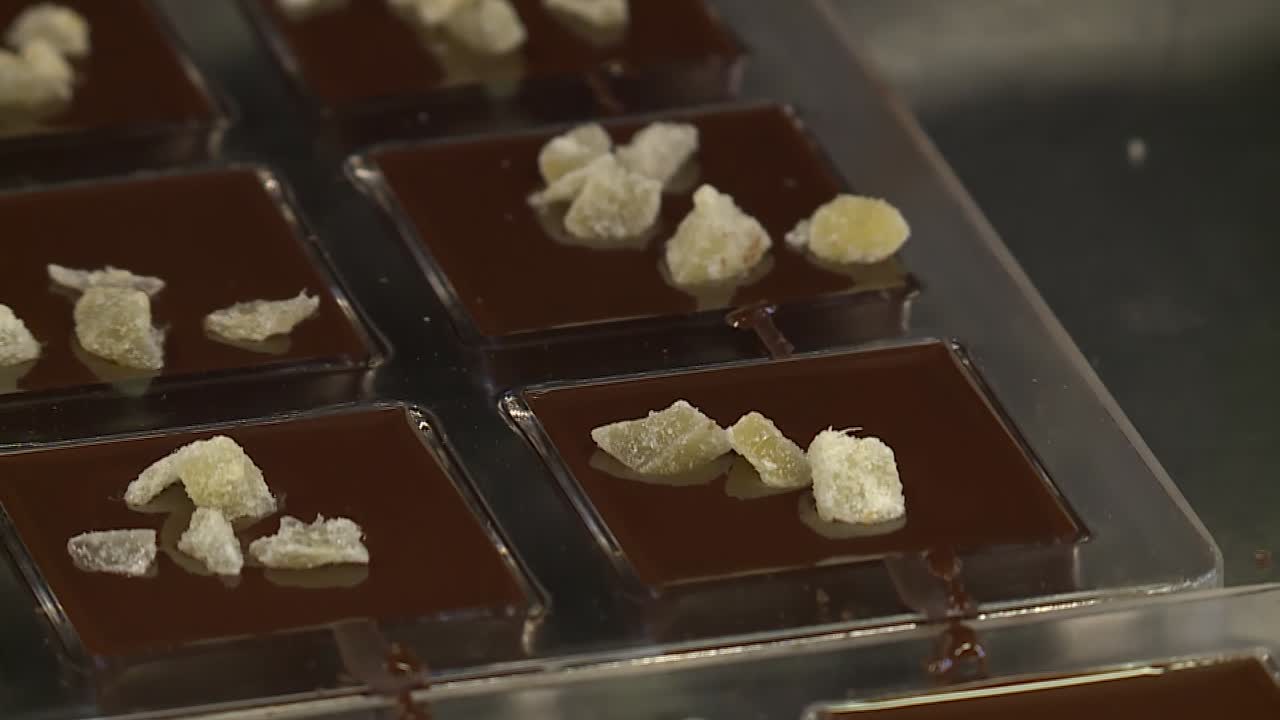 украшение шоколадных конфет орехами