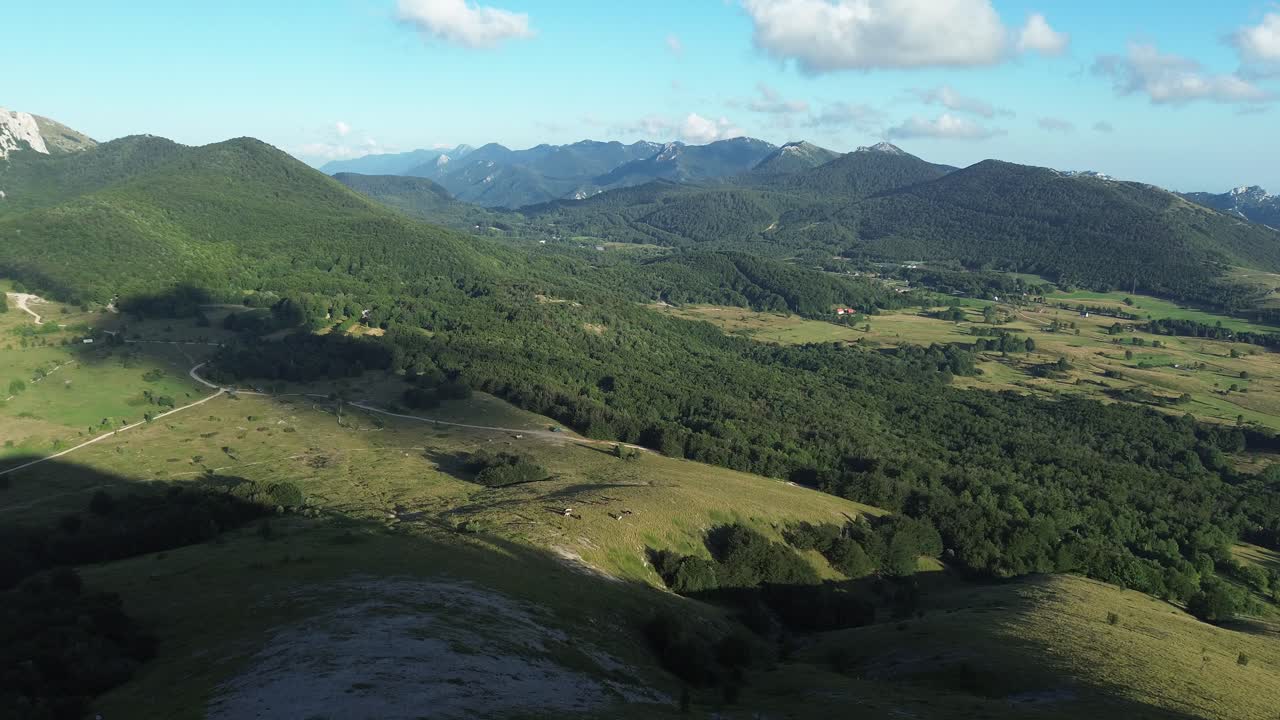 volando junto a la montaña: revelando una increíble vista de un parque nacional