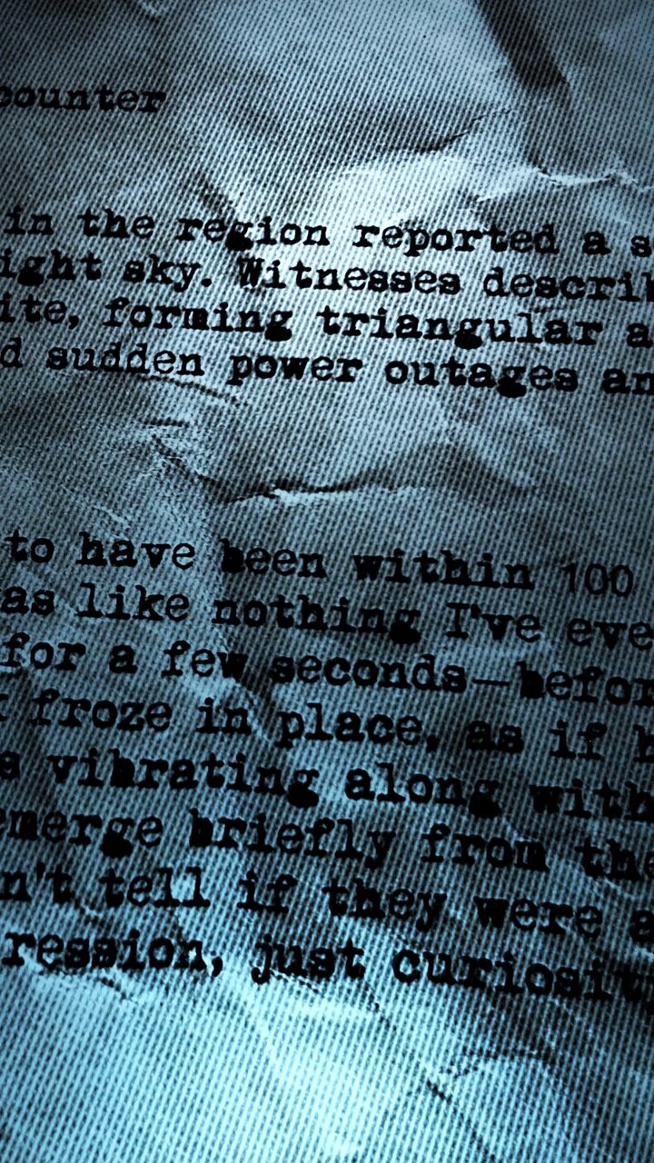 Vertikal video av et forvitret, maskinskrevet UFO-vitnedokument for mysteriehistoriefortelling på sosiale medier.