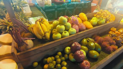 mirando las frutas en el mercado local