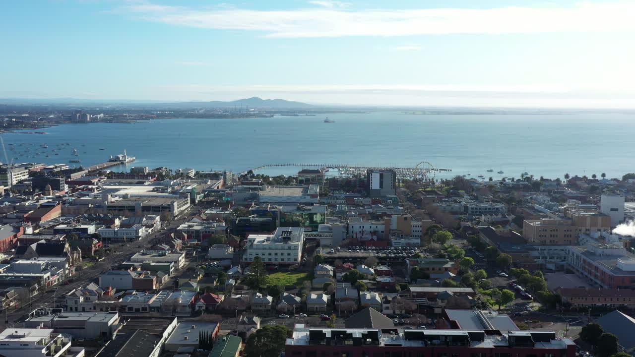 greater geelong 및 corio bay 시의 공중 돌리