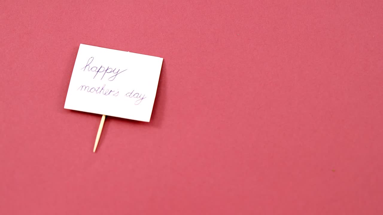 Biglietto per la festa della mamma su sfondo rosa