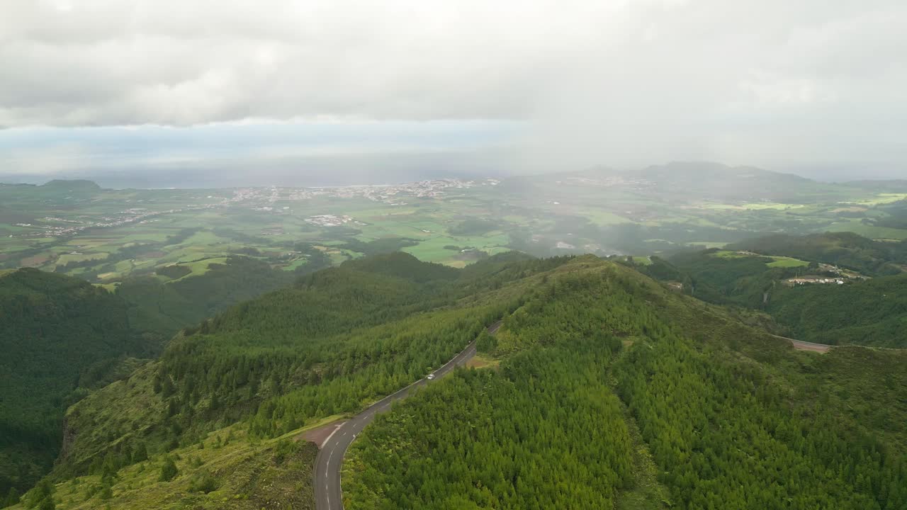 Azores, pegunungan hijau subur di bawah langit berawan, pemandangan udara