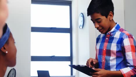 Student-giving-presentation-in-classroom