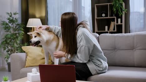 Woman-sitting-next-to-her-dog