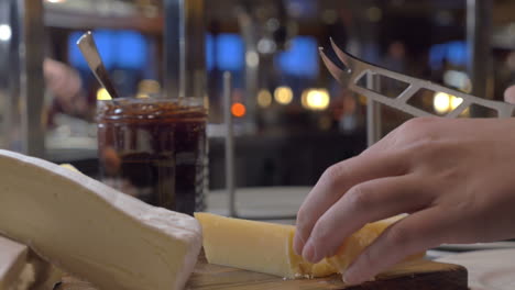 cortando queso en el buffet