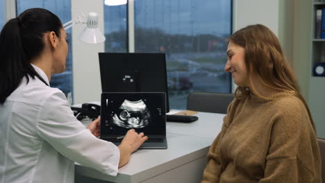 el médico explica el sonograma