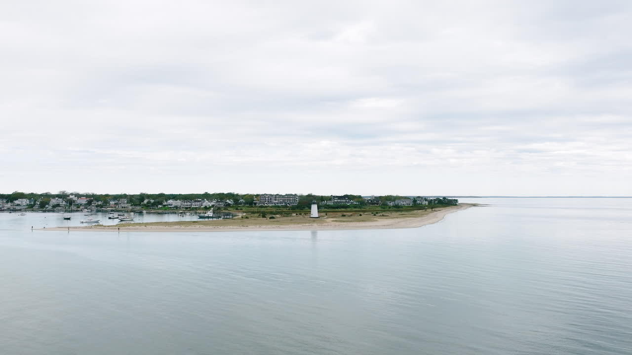 dron aéreo acercándose al faro de edgartown al viñedo de martha sobre el océano