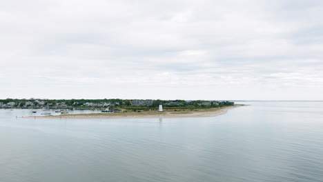 Dron-Aéreo-Acercándose-Al-Faro-De-Edgartown-Al-Viñedo-De-Martha-Sobre-El-Océano