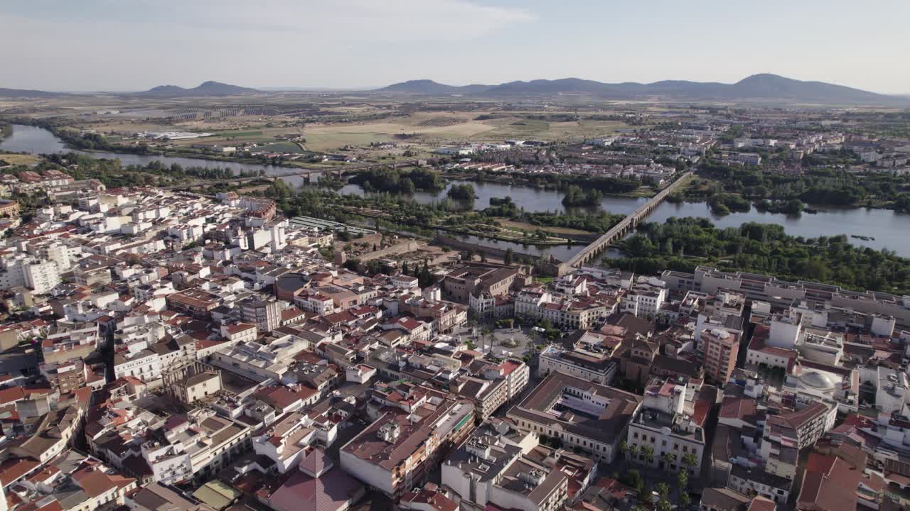 Veduta aerea d'insieme del centro città di Mérida, con un vasto paesaggio sullo sfondo