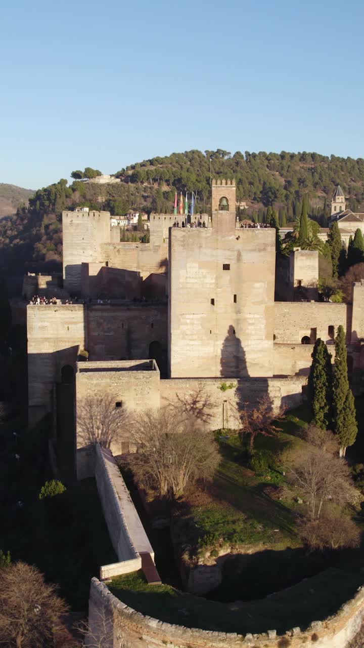 Storico Palazzo Nasride all'interno della cittadella dell'Alhambra e la sua posizione elevata sulla collina. Aerea verticale
