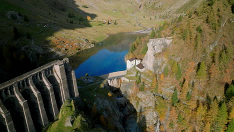 Vista-Aérea-De-La-Presa-Gleno-Y-El-Lago-Gleno-Durante-El-Otoño-En-Bérgamo,-Italia