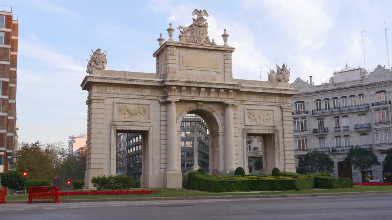 luz del día valencia arco triunfal círculo de tráfico 4k españa