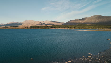 el paisaje sereno del lago de montaña