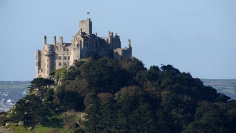 fotografía del castillo medieval en el monte de san miguel tomada desde el pueblo de marazion