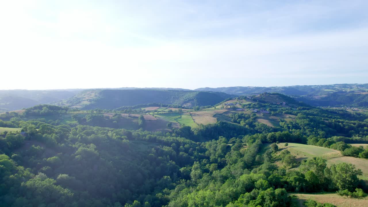 paisaje de campo montañoso de la región de aveyron de francia, vista aérea de un dron