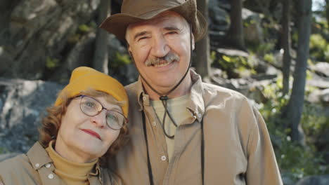 una pareja de mayores feliz posando al aire libre