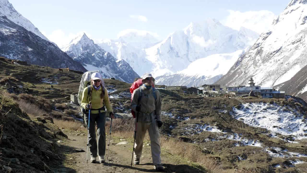 dos mochileros en el paso de larke en nepal. área de manaslu.