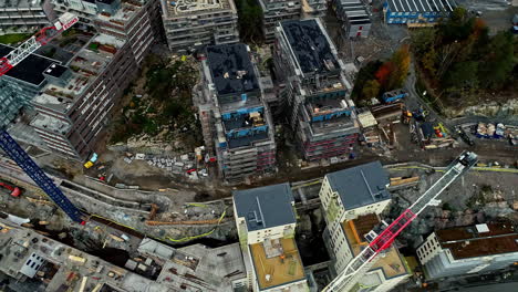 toma aérea de arriba hacia abajo de un gran sitio de construcción con nuevas propiedades inmobiliarias con bloques de apartamentos