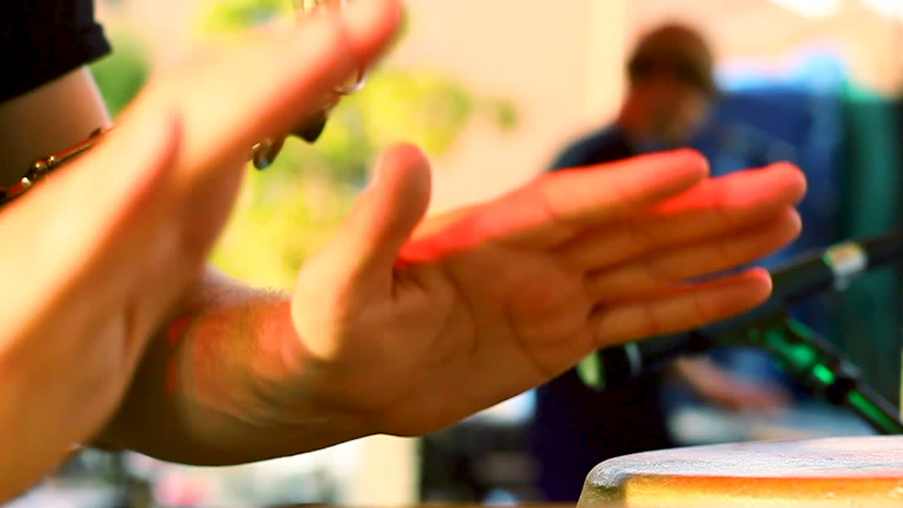 봉고 드럼을 연주하는 음악가