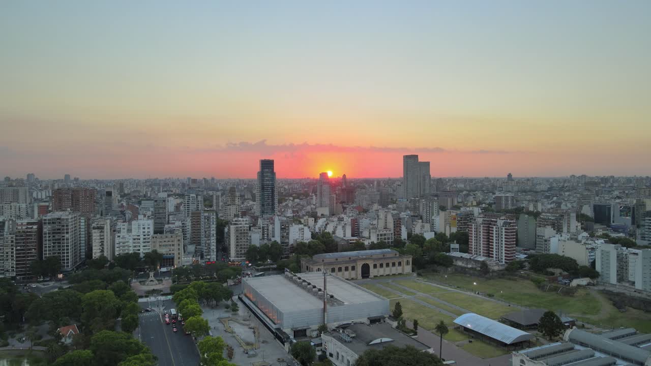 vista aérea descendente con vistas al distrito de palermo buenos aires paisaje urbano de la ciudad al atardecer