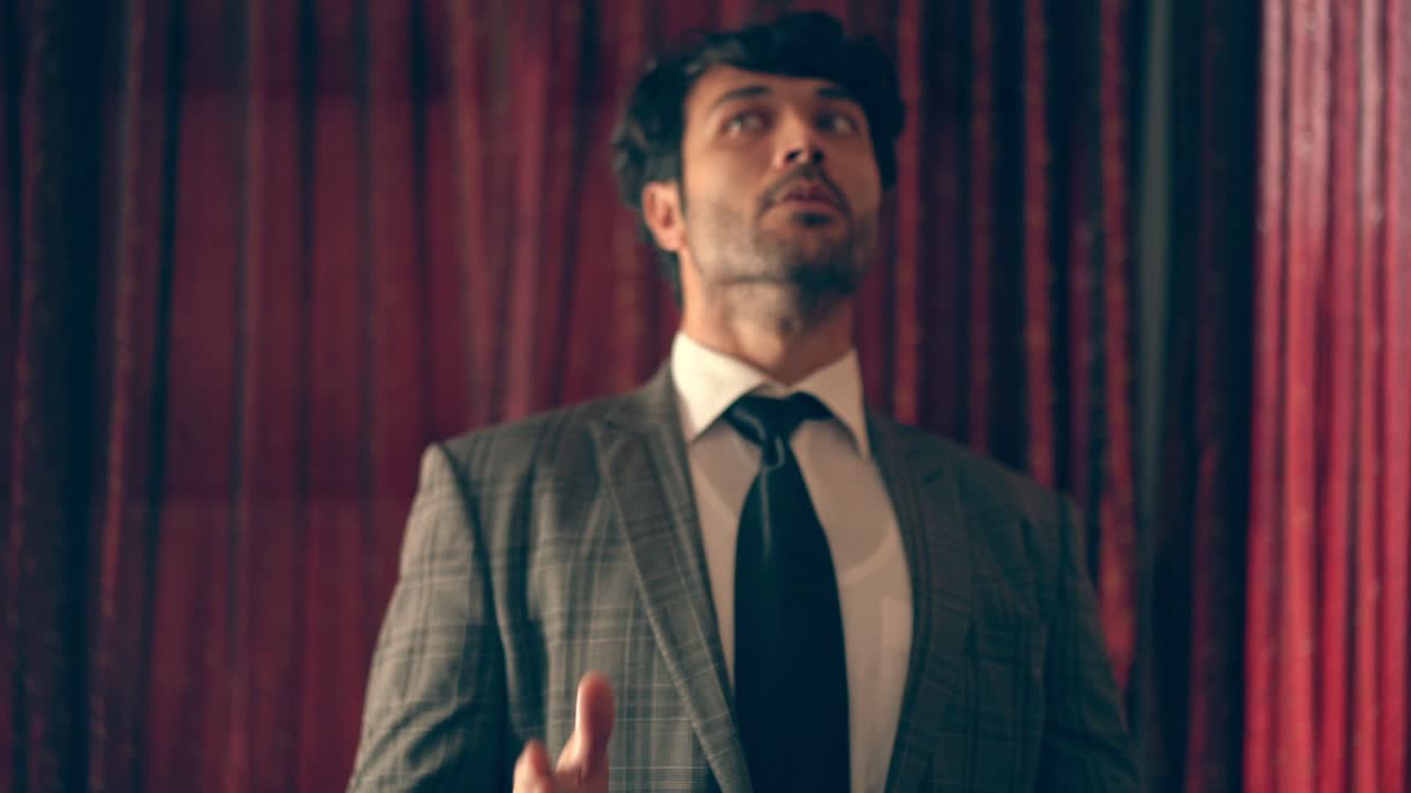 그 남자는 로 ⁇ 처럼 춤을 추고 있습니다.