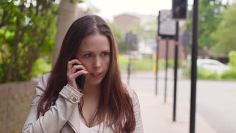 mujer estresada o enojada al aire libre con preocupaciones financieras sobre el costo de la vida crisis deuda y pago de facturas hablando por teléfono móvil
