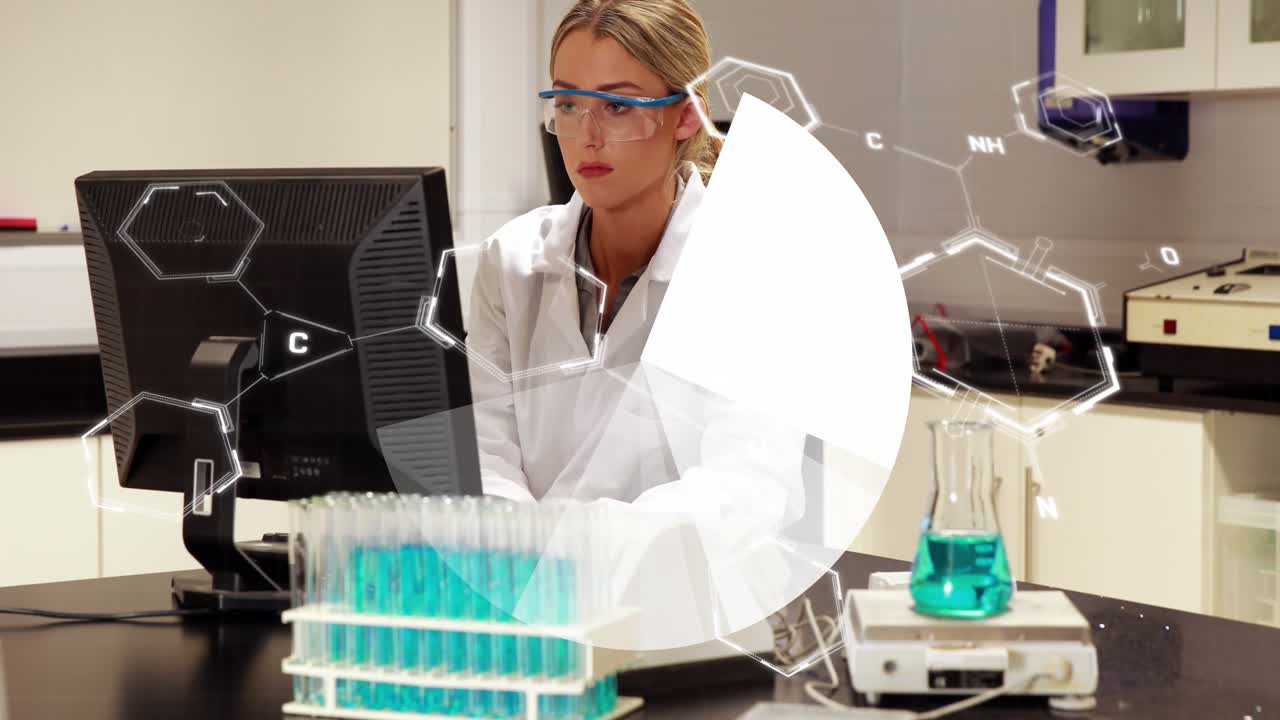 Animação de diagrama e fórmula química sobre cientista feminina caucasiana em laboratório.