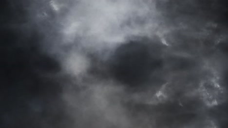 volando hacia la tormenta en el cielo