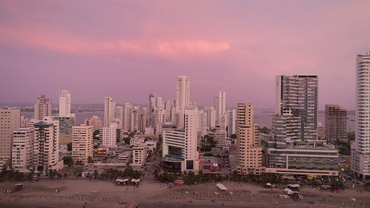una toma aérea de la puesta de sol en el horizonte de cartagena, colombia