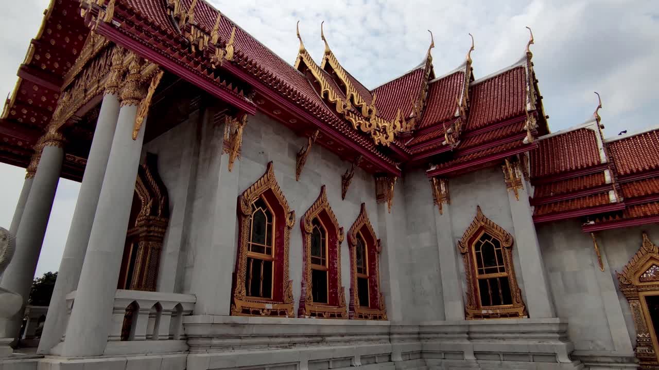Wat Benchamabophit Dusitwanaram Ratchaworawihan, conosciuto anche come il tempio di marmo, è uno dei templi più noti di Bangkok e una delle maggiori attrazioni turistiche