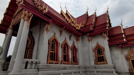 Wat-Benchamabophit-Dusitwanaram-Ratchaworawihan,-También-Conocido-Como-El-Templo-De-Mármol,-Es-Uno-De-Los-Templos-Más-Conocidos-De-Bangkok-Y-Una-Importante-Atracción-Turística